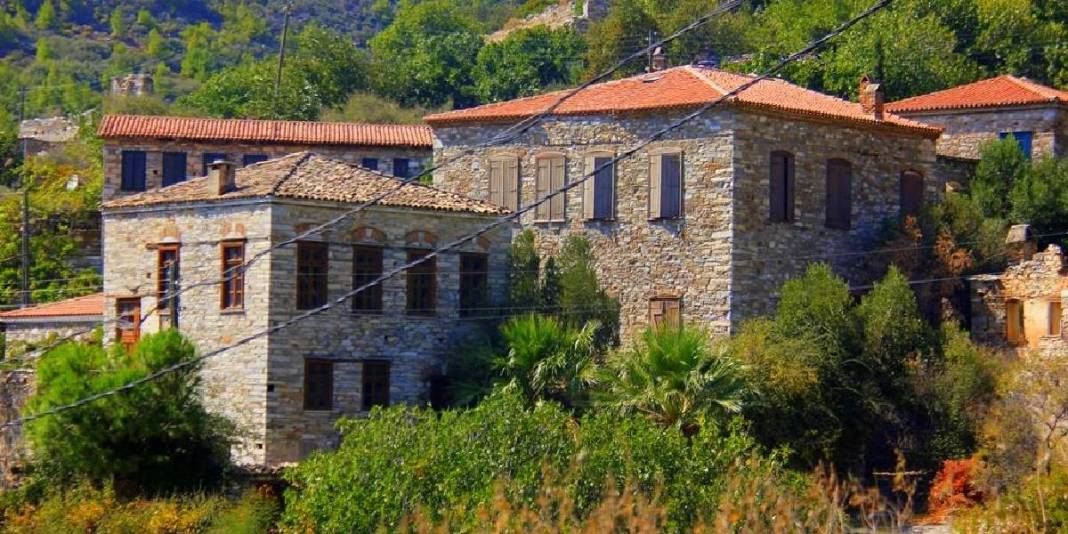 Burada zaman çok yavaş akıyor! Taş konakları, Rum mimarisi büyülüyor: Denize çıkan sokakları başka bir dünyaya götürüyor 3